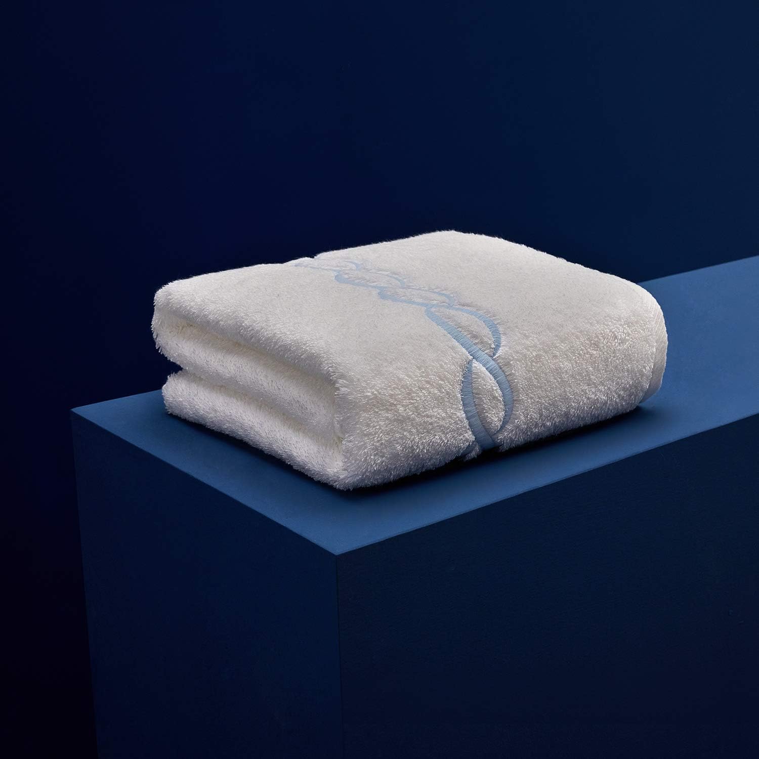 Stunning 63x31 Bath towel rare luxurious 1000g density