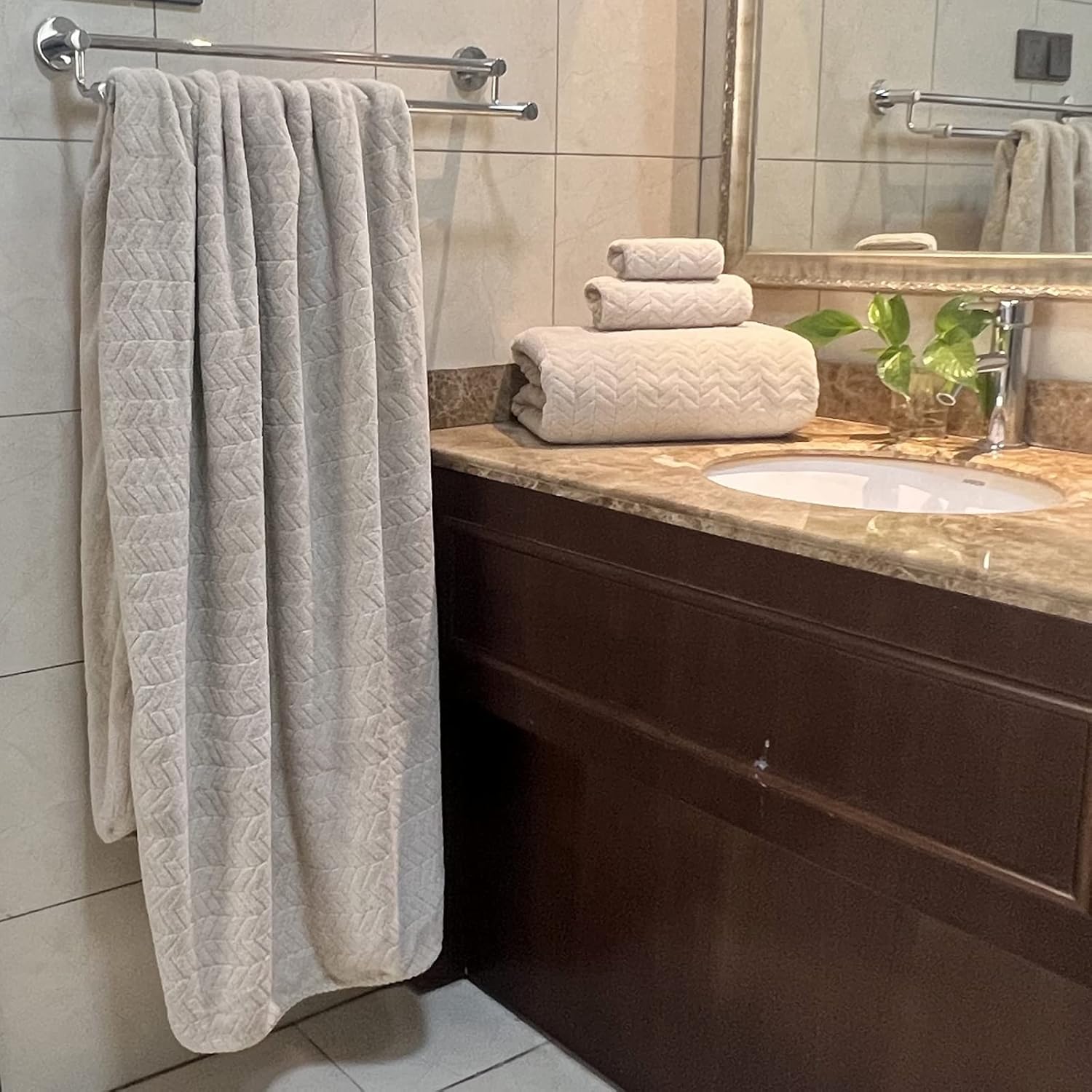 Luxurious Oversized Bath Towels for Adults - Plush Microfiber Set